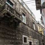 Siamo ora in via Planelli: la strada su cui a si affaccia palazzo Vulpano Sylos, residenza nobiliare del XV secolo in stile rinascimentale